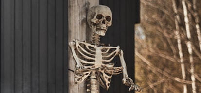 Squelettes et ossements avec pierres tombales illuminées