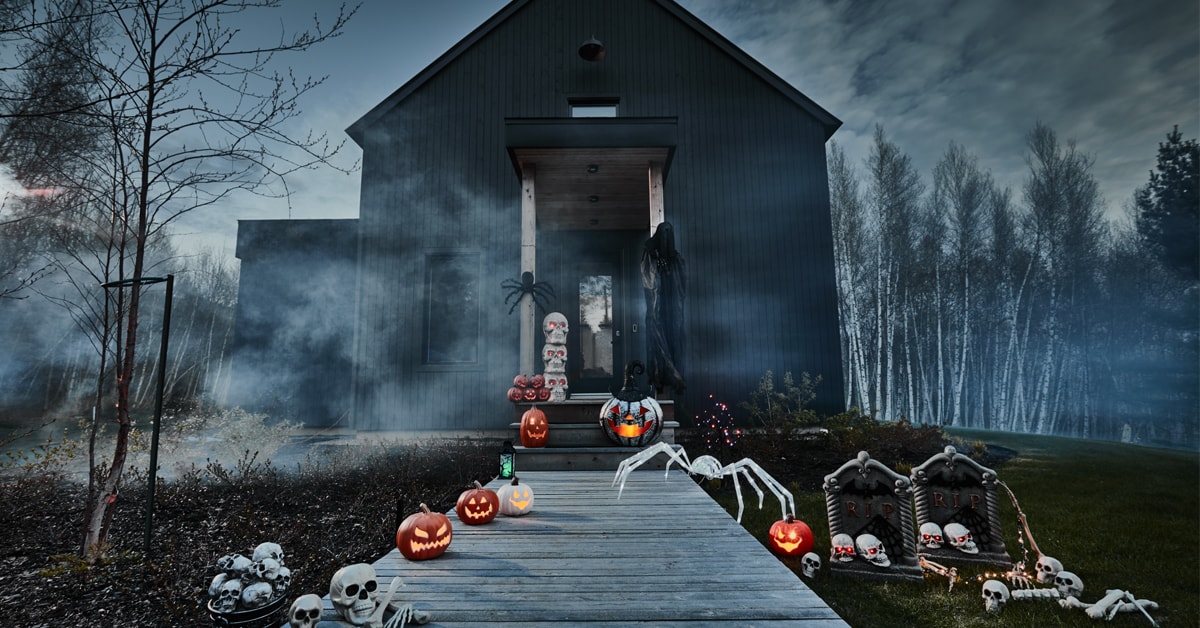Maison avec des décorations d’Halloween extérieures